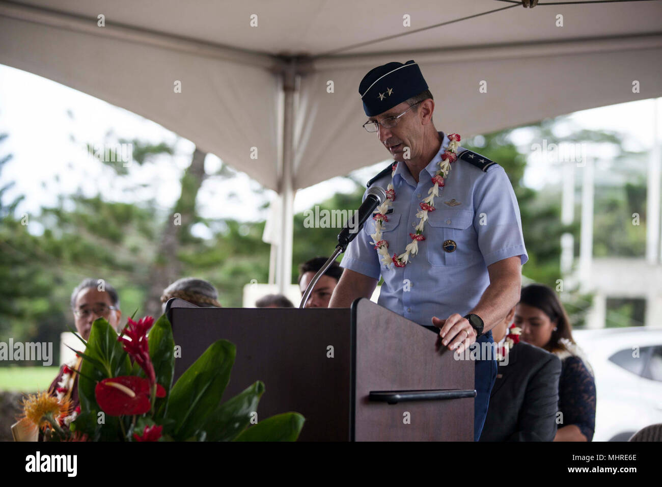 Us Air Force Generalmajor Kevin Schneider, der Stabschef des US Pacific Command, ist ein Gastredner bei einer Feierstunde im Hawaii Memorial Park, Kaneohe, Hawaii, März 17, 2018. Mehrere Organisationen einschließlich der Bundes-, Landes- und örtlichen Mitglieder dazu beigetragen, den Bau einer steinernen Denkmal zu Ehren der Gold Star Familien, die ihre Angehörigen verloren haben, während in den USA Militär dienen. Die Gold Star Familien Denkmal Stiftung von WWII-Ehrenmedaille war Empfänger Hershel "Woody" Williams im Jahr 2010 erstellt, um Familien, die das ultimative Opfer gemacht haben, erinnern. (U.S. Ma Stockfoto