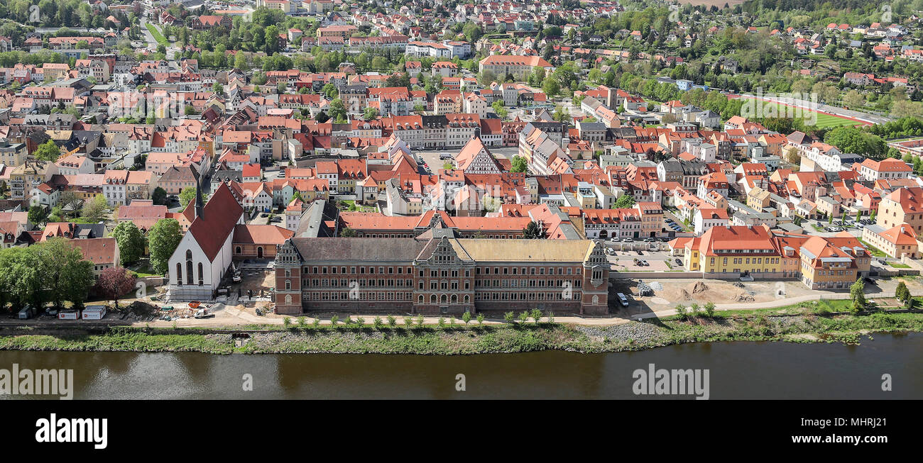 26.04.2018 Sachsen, Grimma: Blick auf die kleine sächsische Stadt an der Mulde. Über 90 Prozent der 2,1 Kilometer lange Hochwasserschutz ist inzwischen abgeschlossen. Am Samstag (5. Mai) fast 100 Freiwillige aus dem Wasser und Feuerwehr der Hochwasser-notfallplan Proben. Die bereits abgeschlossenen Gans, die bis zu neun Meter breit, vier Meter hohe und 20 Tonnen schwere, wird so bald wie möglich geschlossen werden. Die Europäische Union und der Freistaat Sachsen haben über 60 Millionen Euro in eine der wichtigsten Hochwasserschutz in Sachsen Projekte investiert. Grimma war stark durch die Mulde Hochwasser in 2 verwüstet Stockfoto