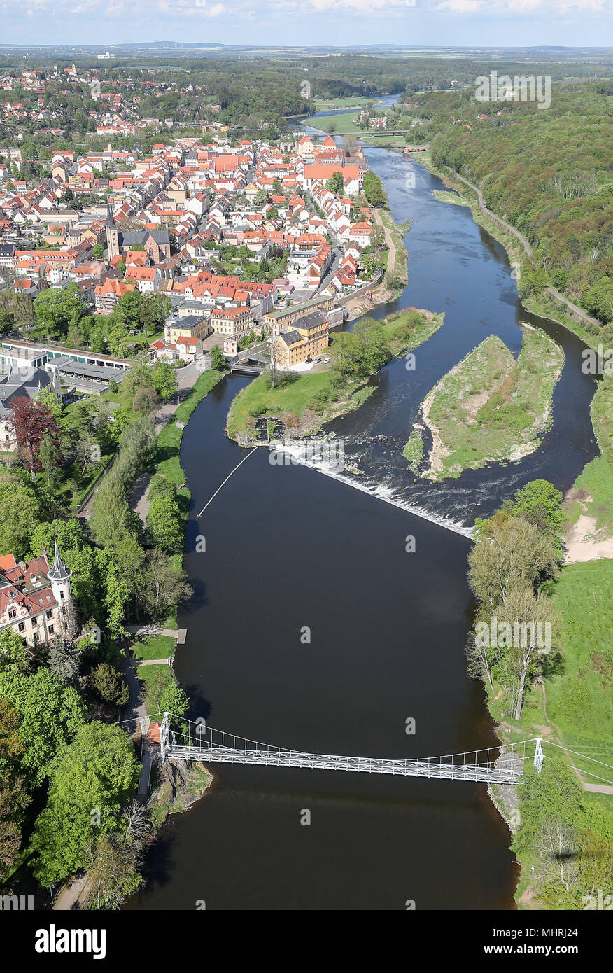 26.04.2018 Sachsen, Grimma: Blick auf die kleine sächsische Stadt an der Mulde. Über 90 Prozent der 2,1 Kilometer lange Hochwasserschutz ist inzwischen abgeschlossen. Am Samstag (5. Mai) fast 100 Freiwillige aus dem Wasser und Feuerwehr der Hochwasser-notfallplan Proben. Die bereits abgeschlossenen Gans, die bis zu neun Meter breit, vier Meter hohe und 20 Tonnen schwere, wird so bald wie möglich geschlossen werden. Die Europäische Union und der Freistaat Sachsen haben über 60 Millionen Euro in eine der wichtigsten Hochwasserschutz in Sachsen Projekte investiert. Grimma war stark durch die Mulde Hochwasser in 2 verwüstet Stockfoto