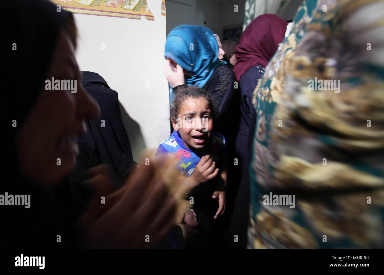 Gaza, Gazastreifen, palästinensischen Gebiet. 3. Mai, 2018. Die Palästinenser trauern bei der Beerdigung der 19-jährige Palästinensische teenager Anas Abu aser, wer von seinen Verletzungen, die durch die israelischen Sicherheitskräfte während Zusammenstößen an der Grenze Israel-Gaza nachhaltige gestorben war, in Gaza-stadt am 3. Mai 2018 Credit: Mahmoud Ajour/APA-Images/ZUMA Draht/Alamy leben Nachrichten Stockfoto