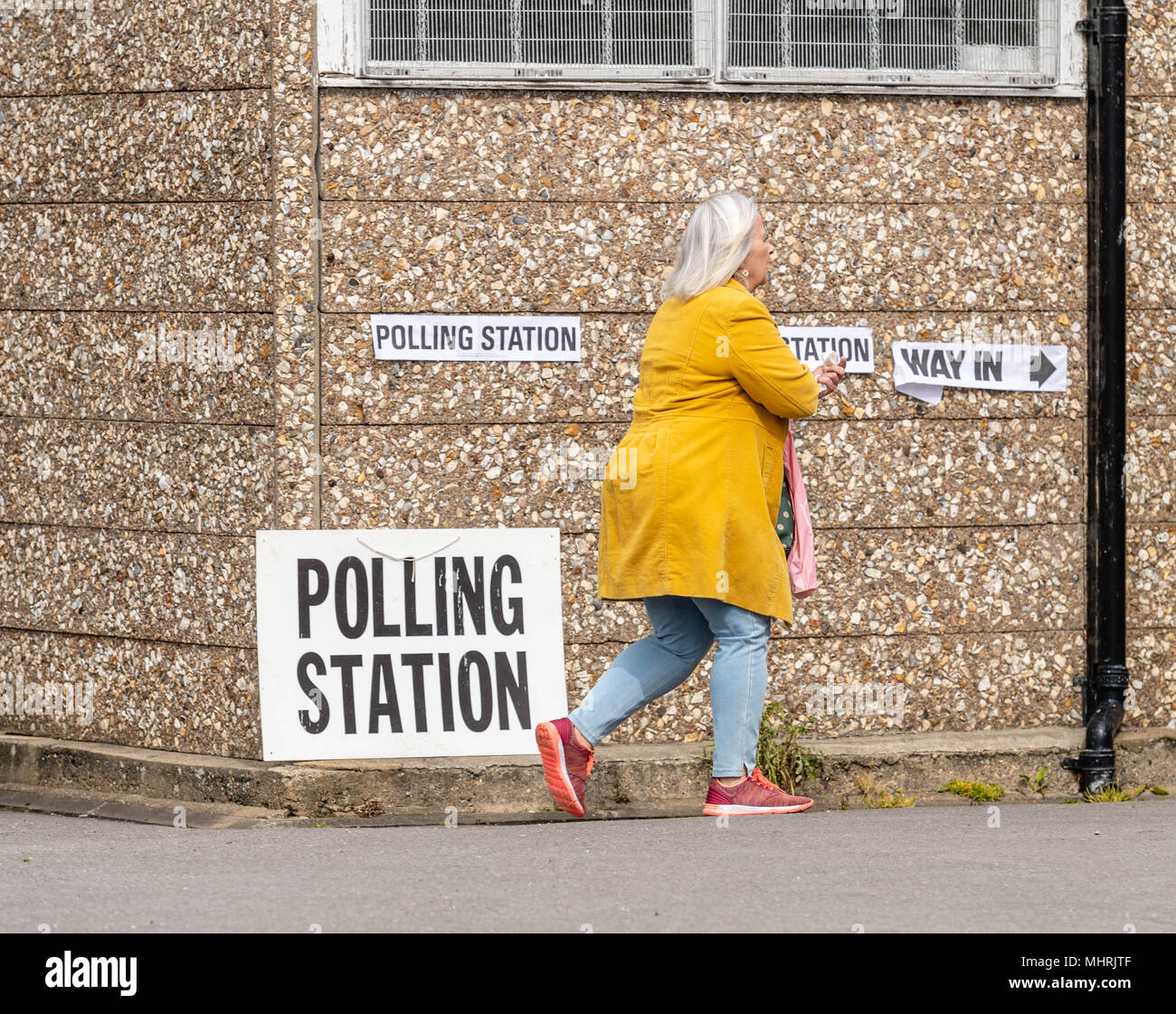 Brentwood Essex, 3. Mai 2018 ein Wähler in einem Wahllokal auf Christus Kirche, Brentwoode Essex während der Wahlen für Kommunen in England Credit Ian Davidson/Alamy leben Nachrichten Stockfoto