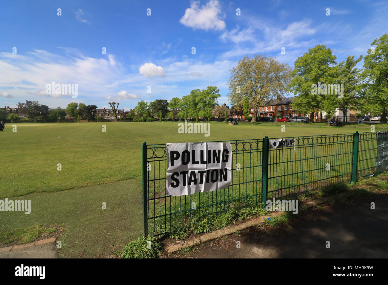 Wimbledon London UK. 3. Mai 2018. Die Wahllokale öffnen in Wimbledon als Wähler an die Urnen zu wählen Räte über London Boroughs und warfen ihre Stimmzettel in 156 Bereichen über dem Land heute, Stadträten und Bürgermeistern zu wählen, als mehr als 4000 Rat Sitze bestritten werden. Die Wahllokale um England öffnen um 07:00 Uhr und schließen um 22:00 CEST Stockfoto