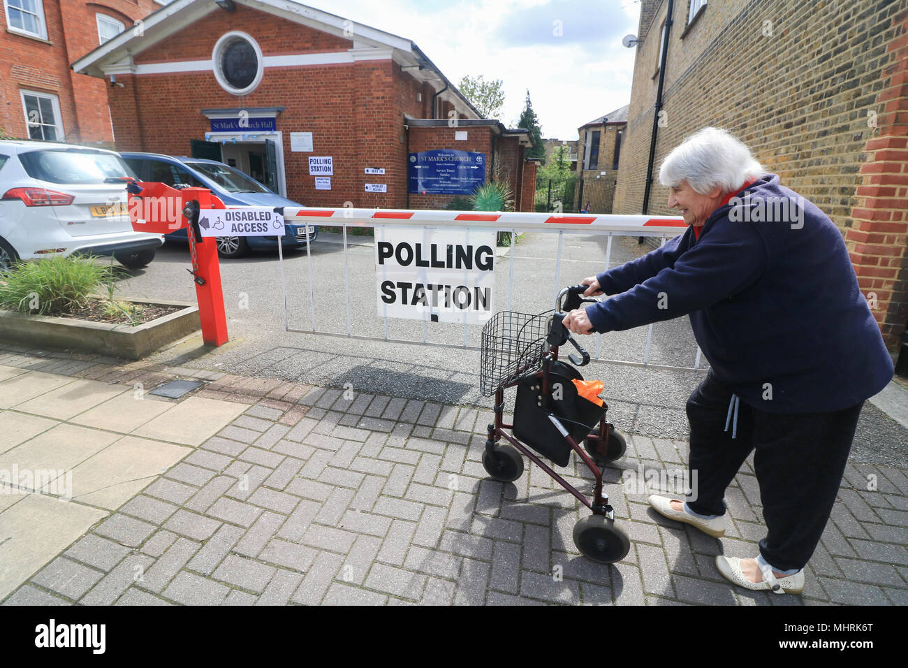 Wimbledon London UK. 3. Mai 2018. Die Wahllokale öffnen in Wimbledon als Wähler an die Urnen zu wählen Räte über London Boroughs und warfen ihre Stimmzettel in 156 Bereichen über dem Land heute, Stadträten und Bürgermeistern zu wählen, als mehr als 4000 Rat Sitze bestritten werden. Die Wahllokale um England öffnen um 07:00 Uhr und schließen um 22:00 CEST Stockfoto