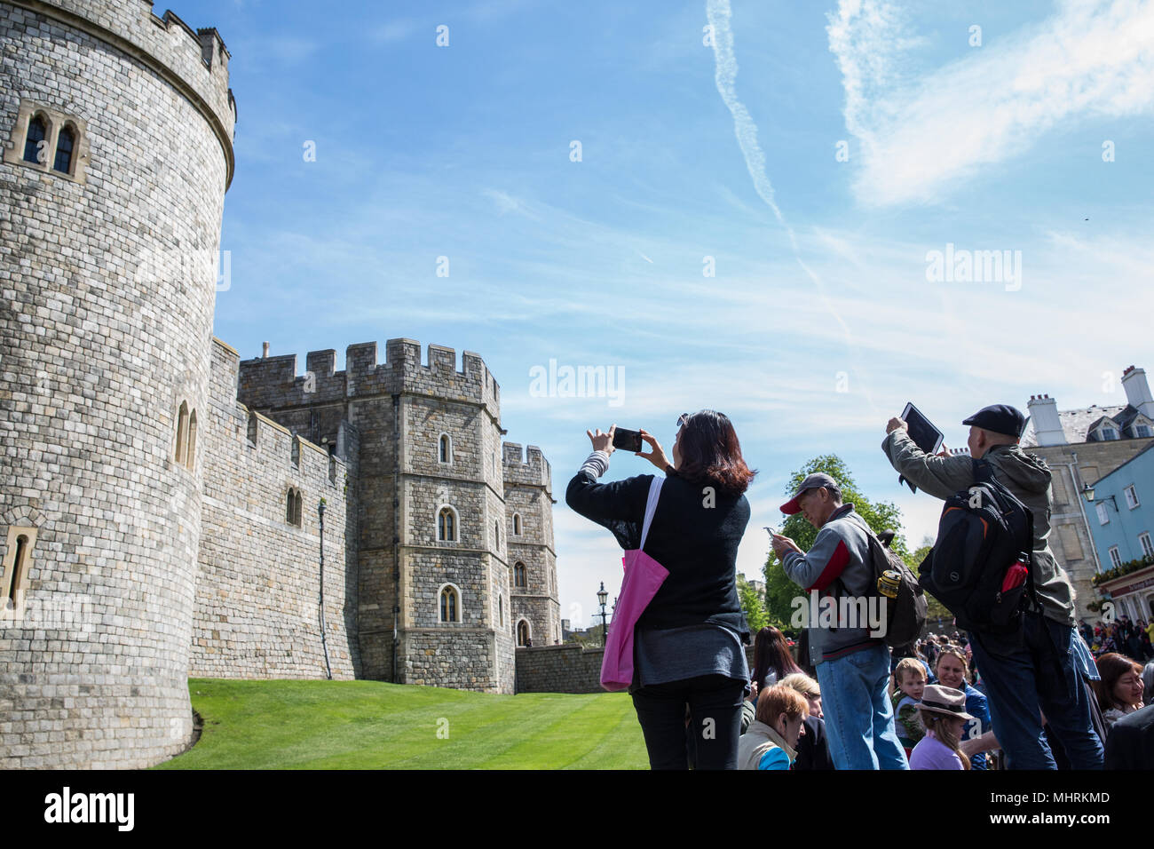 Windsor, Großbritannien. 3. Mai, 2018. Touristen nehmen Bilder von Schloss Windsor. Credit: Mark Kerrison/Alamy leben Nachrichten Stockfoto