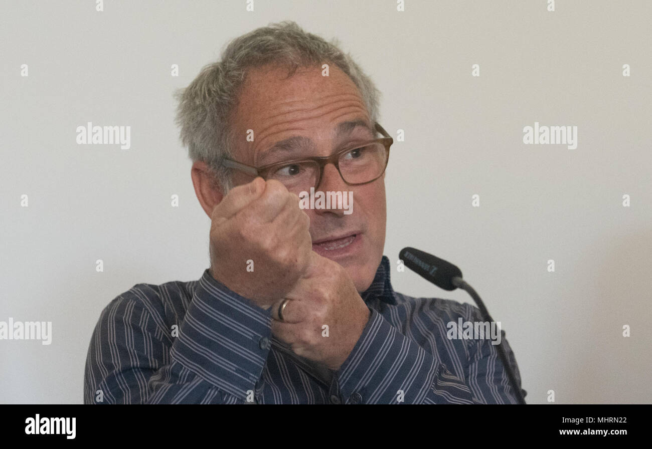03. Mai 2018, Berlin, Deutschland: Filmemacher Dani Levy, auf einer Pressekonferenz in das Jüdische Museum. Er stellt seine Serie von kurzen Filmen, die er Schuß für das Jüdische Museum Berlin und der Kulturkanal ARTE. In den vier Filmen, er ist in der täglichen Routine von Jerusalem Eintauchen mit Hilfe der Technologie der virtuellen Realität (VR). Mit VR-Brille sie die Stadt in 360 Grad und in 3D erleben können auf Augenhöhe mit den Darstellern. Foto: Paul Zinken/dpa Stockfoto