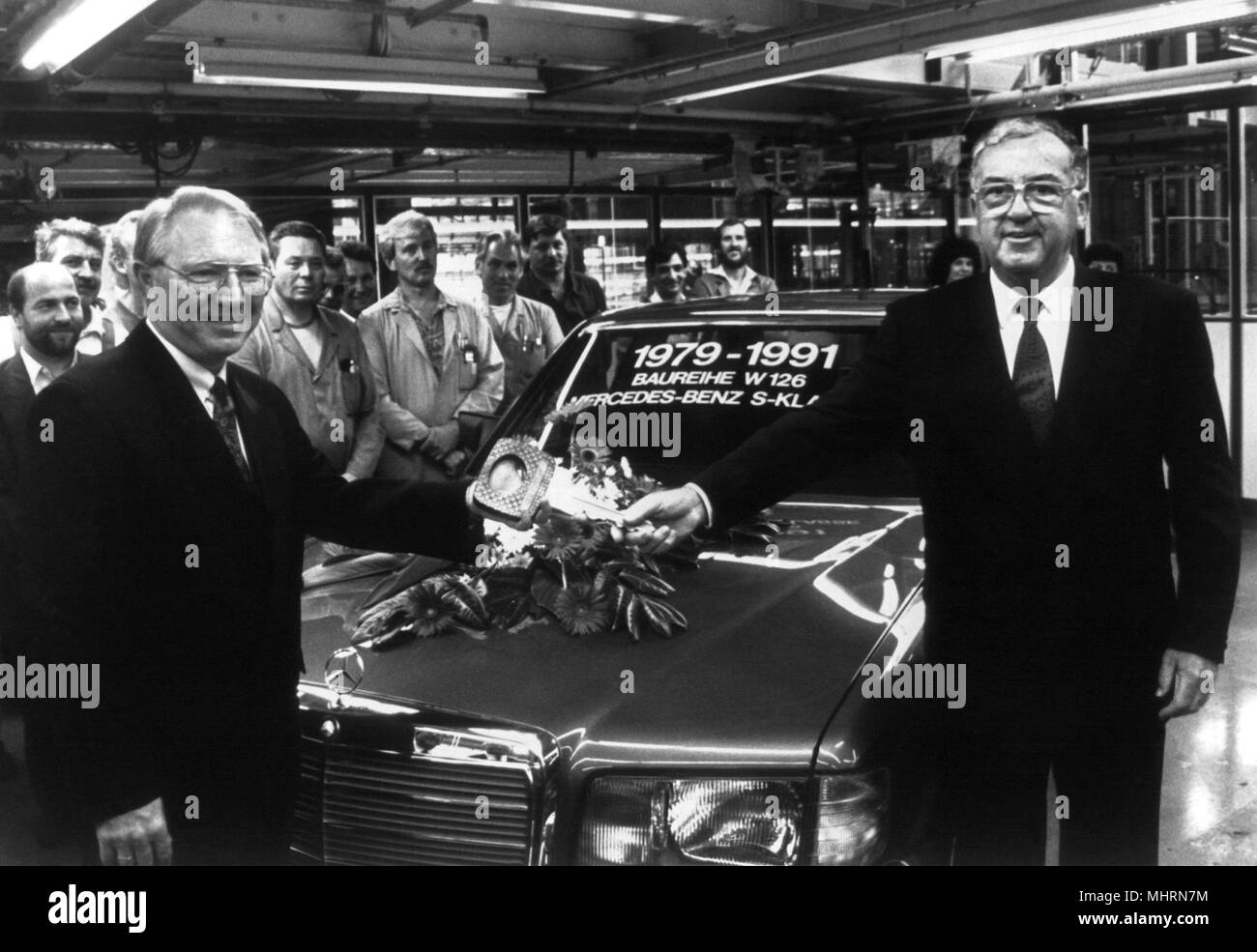 Der Vorstandsvorsitzende der Mercedes-Benz AG, Werner Niefer (r), ubergives in Stuttgart, der Leiter des Mercedes-Benz Museum, Max-Gerrit von Pein, symbolisch den Schlüssel für das Letzte Änderung am 27.08.1991 von der Band im Sindelfinger Mercedes der S-Klasse. | Verwendung weltweit Stockfoto