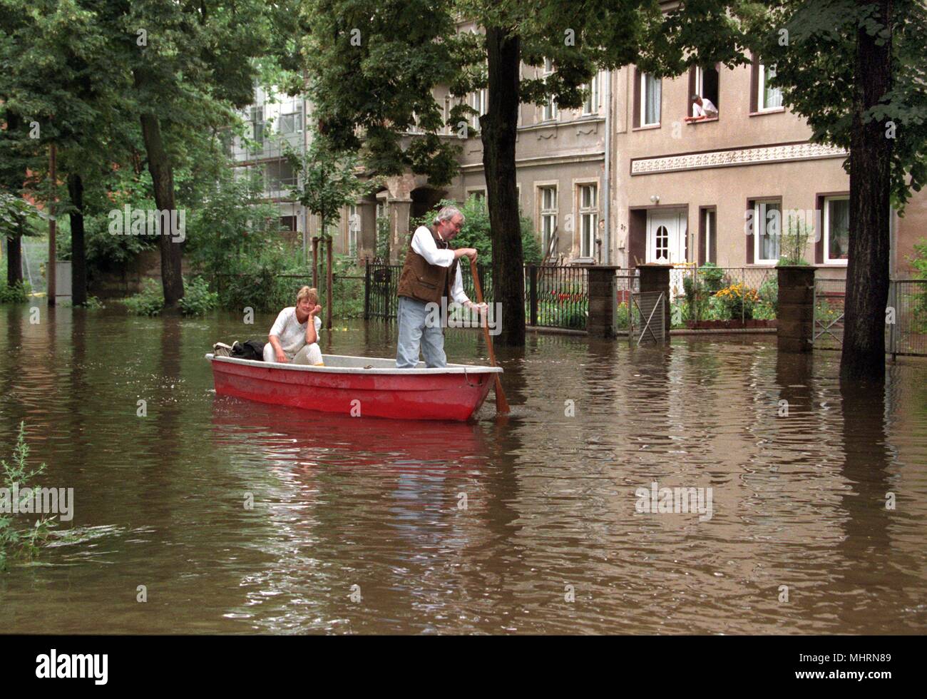 Fast idyllisch diese Bootsfahrt am 21.7.1997 durch die Straßen von Frankfurt/Oder. Aber wegen des Hochwassers an der Oder, einige Eigenschaften im Süden der Stadt waren bis zu einem Meter überflutet. Unterdessen hat Das Bundeskabinett hat ein Hilfsprogramm für die Hochwasser an Oder und Neisse beschlossen. Neben eine Soforthilfe von 20 Millionen Mark billiger Kredite in Höhe von insgesamt bis zu 200 Millionen Mark beibehalten werden. Außerdem werden die Personen, die durch die Flut beschädigten erwarten können Steuererleichterungen. | Verwendung weltweit Stockfoto