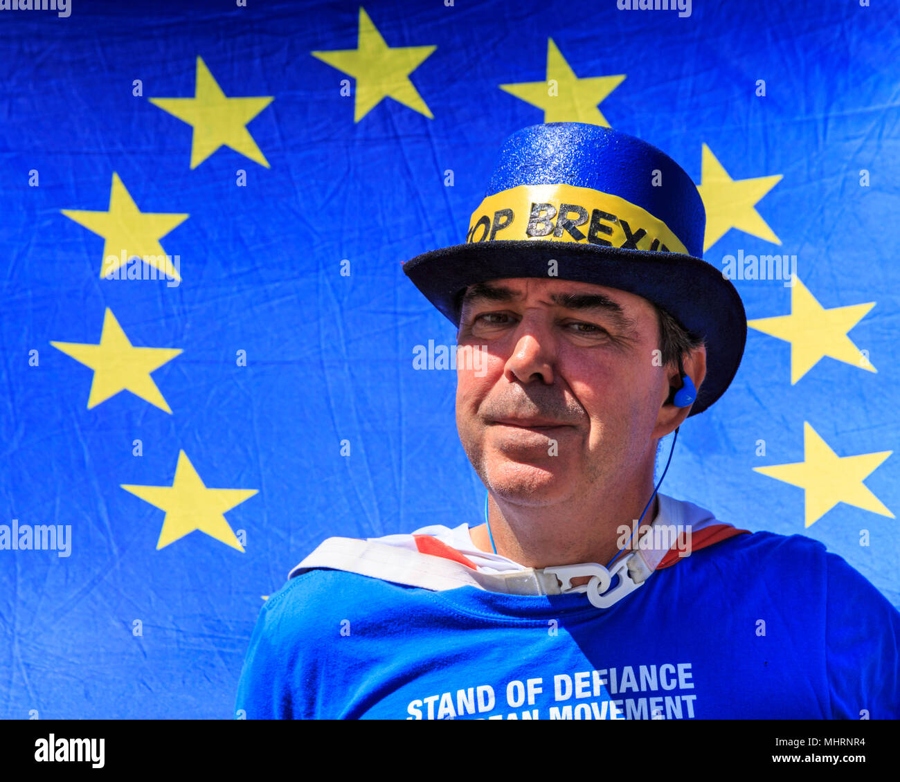 Westminster, London, Großbritannien. 3. Mai 2018. Steve Bray, Organisator des täglichen SODEM (Stand der Missachtung der Europäischen Bewegung) anti-Brexit Protest außerhalb des Parlaments posiert vor der EU-Flagge mit gelben Sternen auf blauem. Credit: Imageplotter Nachrichten und Sport/Alamy leben Nachrichten Stockfoto