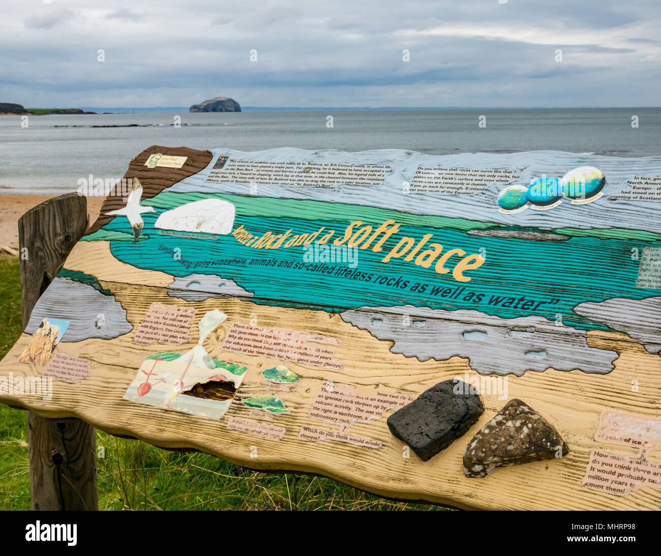 Ravensheugh Sands, East Lothian, Schottland, Vereinigtes Königreich, 2. Mai 2018. Niemand am Strand mit einer Informationstafel in den Dünen über die lokale Geologie, über den Firth von weiter in Richtung Bass Rock, Heimat der weltweit größten Northern gannet Kolonie Stockfoto