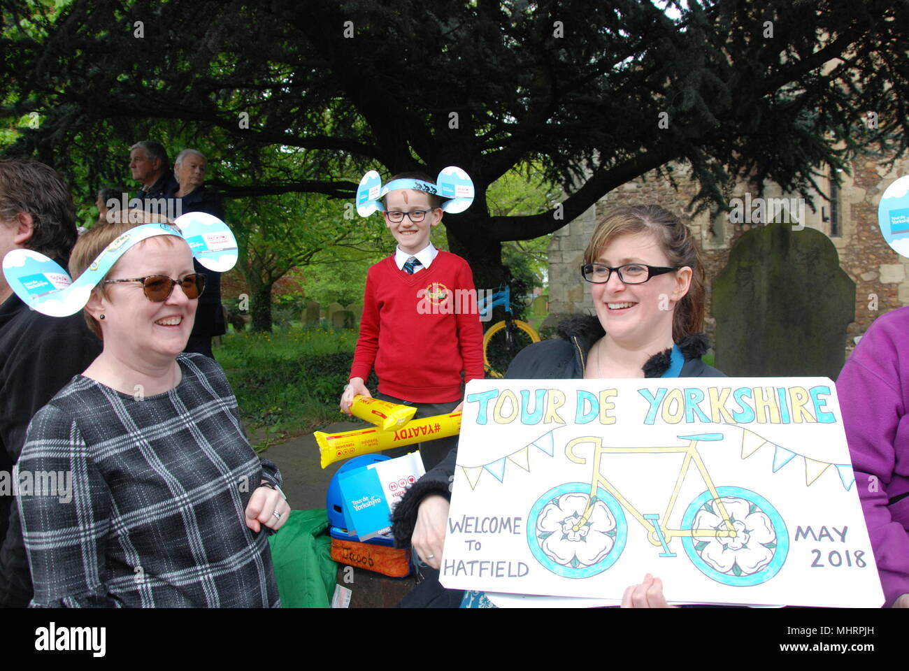 Doncaster, UK, 3. Mai, 2018. Zwei Damen mit ein willkommenes Zeichen in Hatfield. Hannah Hallen/Alamy leben Nachrichten Stockfoto