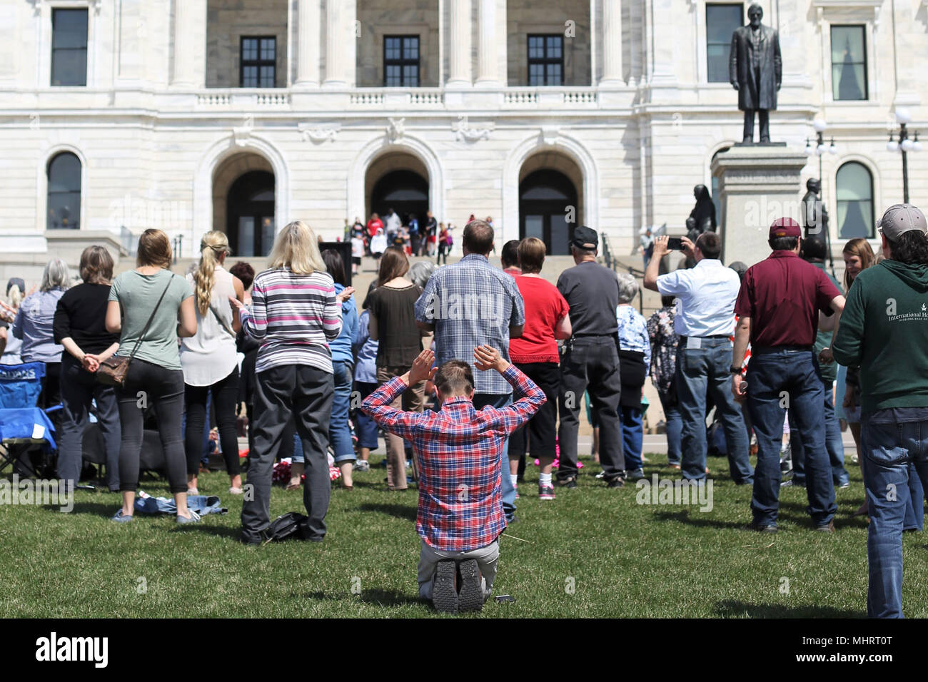 St. Paul, Minnesota, USA. 3. Mai, 2018. Christen versammeln sich außerhalb der Minnesota State Capitol Building in St. Paul, MN für Amerika und seine Führer zu beten. Copyright: Gina Kelly/Alamy leben Nachrichten Stockfoto