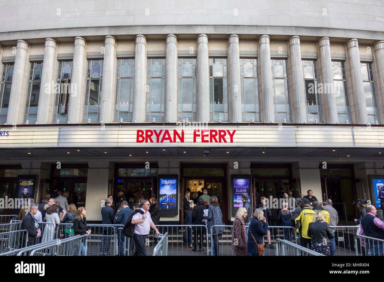 Leute, die sich für die erste Nacht des Bryan Ferry-Konzerts in Eventim Apollo, Hammersmith, London anstellen. Stockfoto