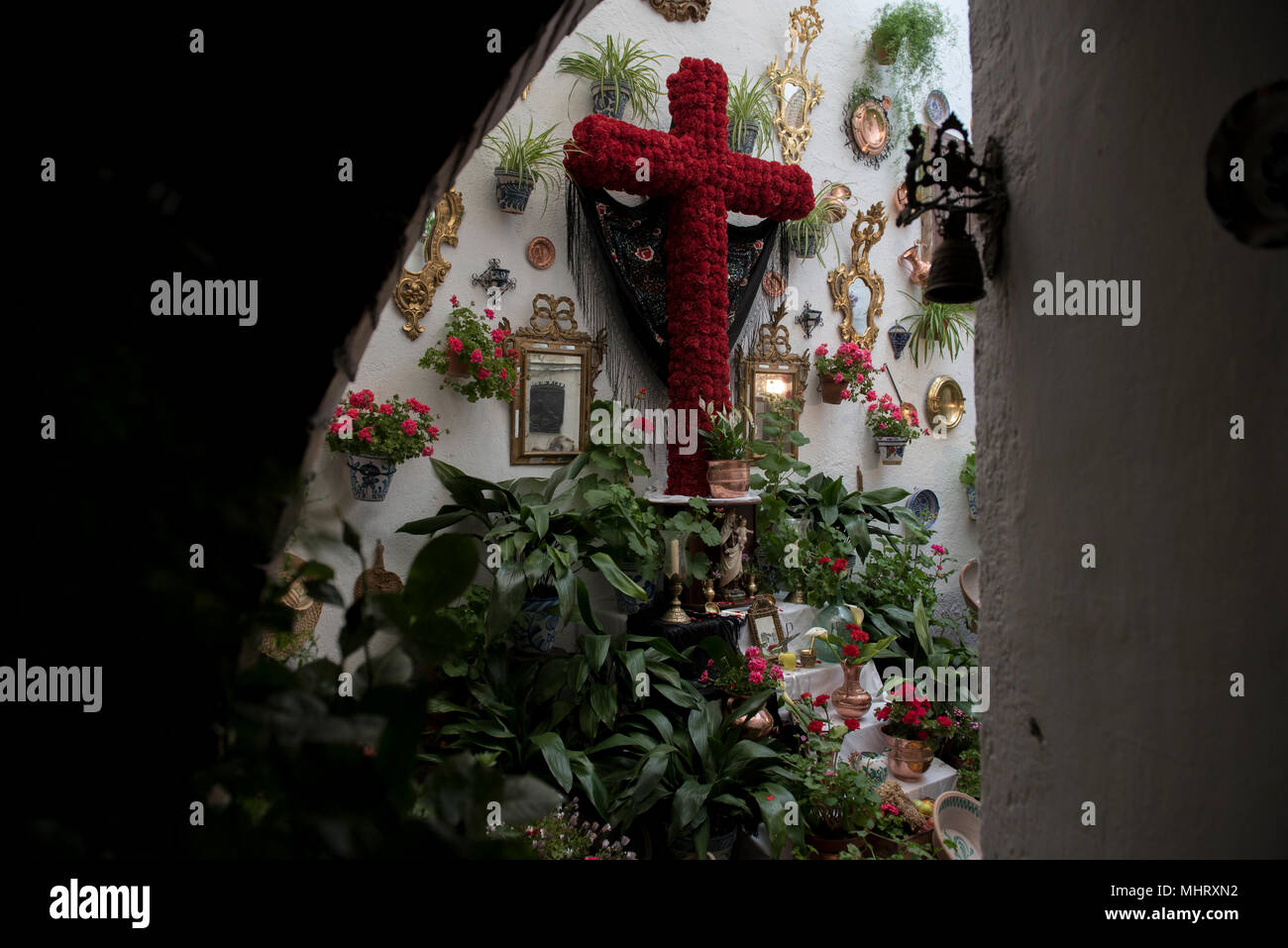 Der Altar mit einem Kreuz in der Terrasse des Carmelitas Descalzas Kloster am Tag vor der Dia de la Cdruz." El Día de la Cruz" oder "Día de las Cruces" ist eines der schönsten Feste in Granada. Jeder dritte Mai viele Straßen, Plätze und Terrassen zeigen Altäre mit Kreuzen geschmückt mit Blumen zum Heiligen Kreuz zu gedenken. Stockfoto