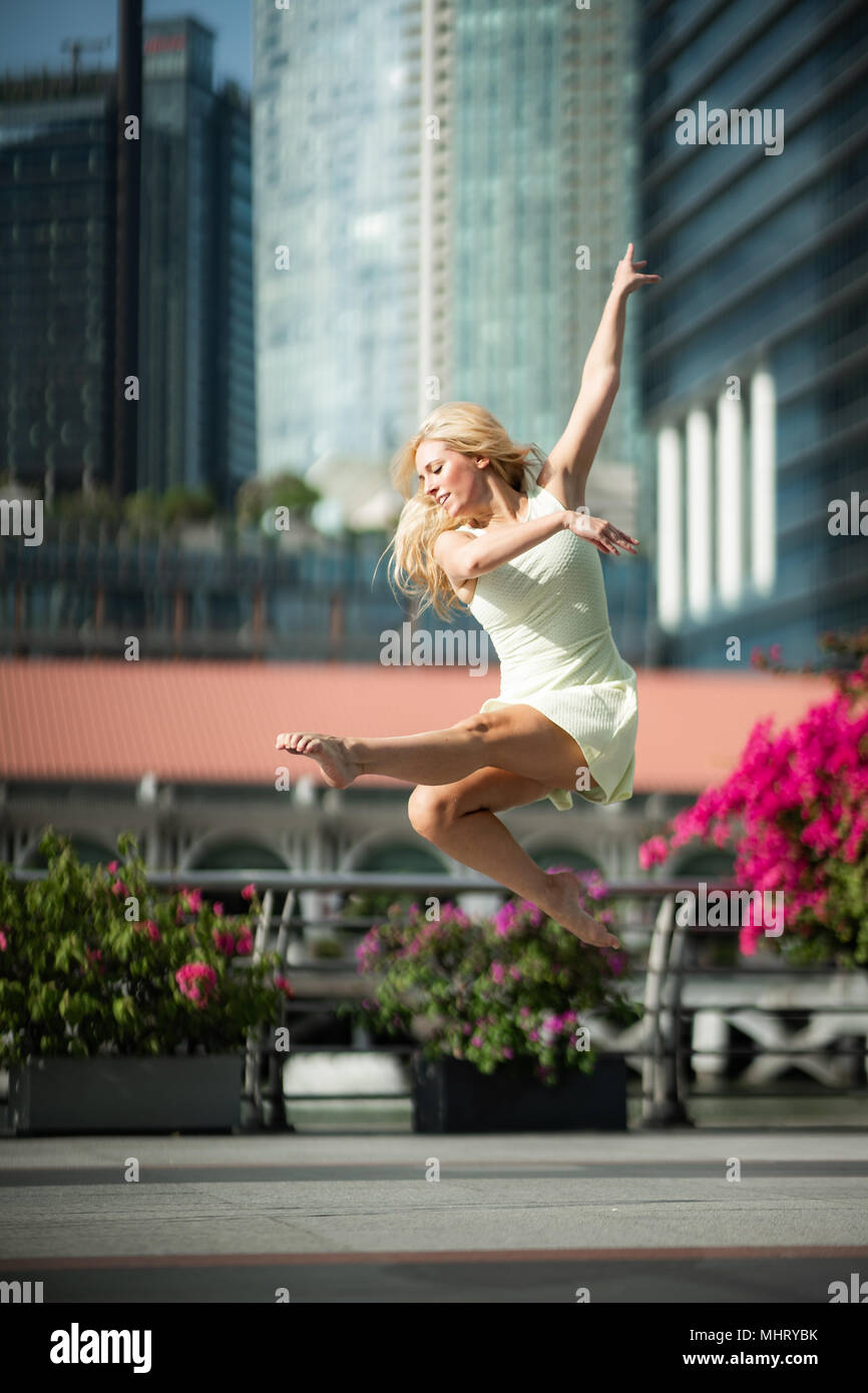 Schöne junge Mädchen tanzen auf einer Brücke Stockfoto