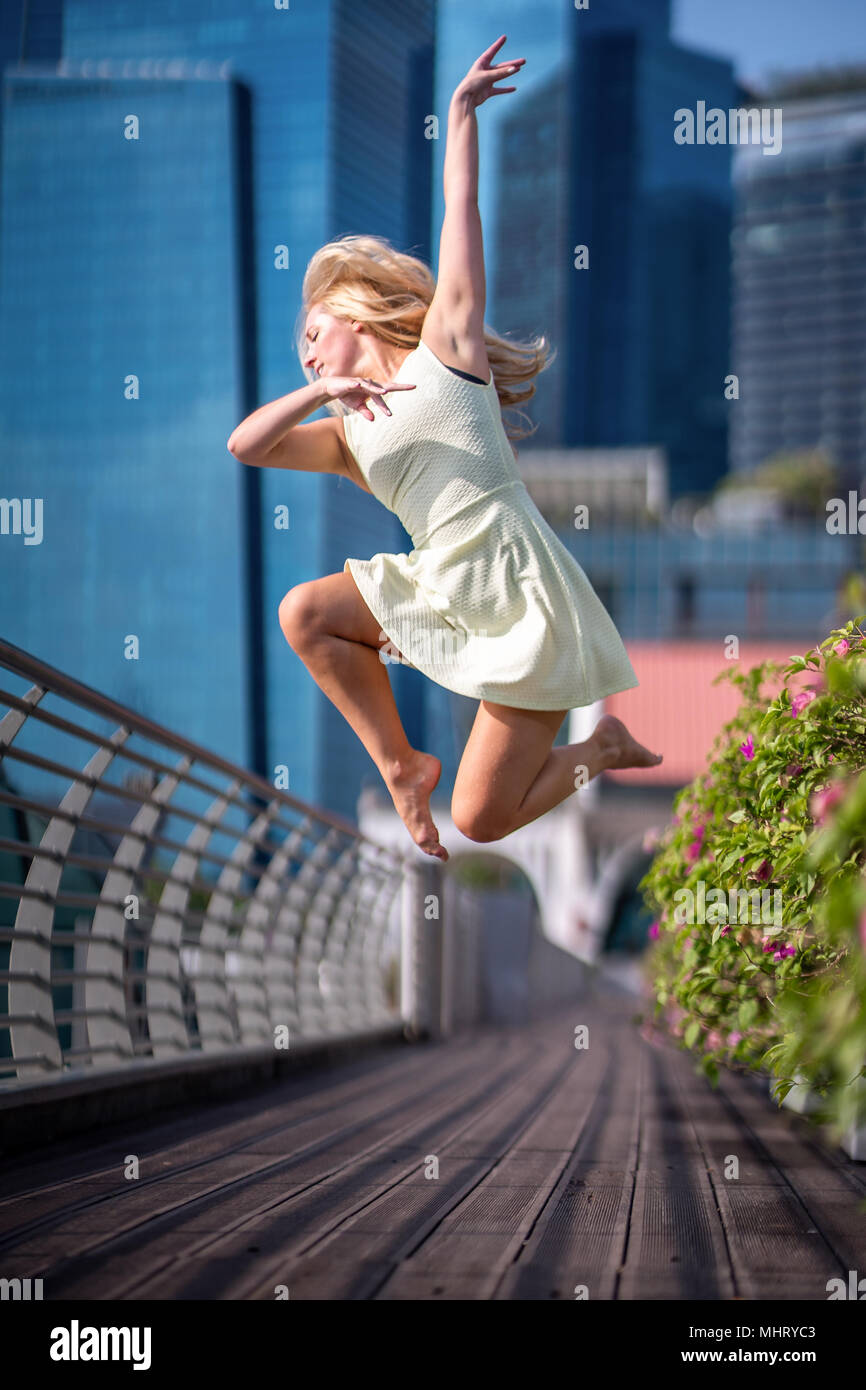 Schöne junge Mädchen tanzen auf einer Brücke Stockfoto