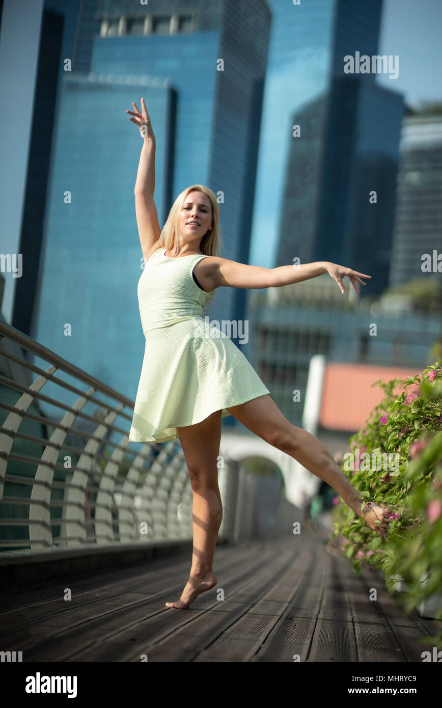 Schöne junge Mädchen tanzen auf einer Brücke Stockfoto