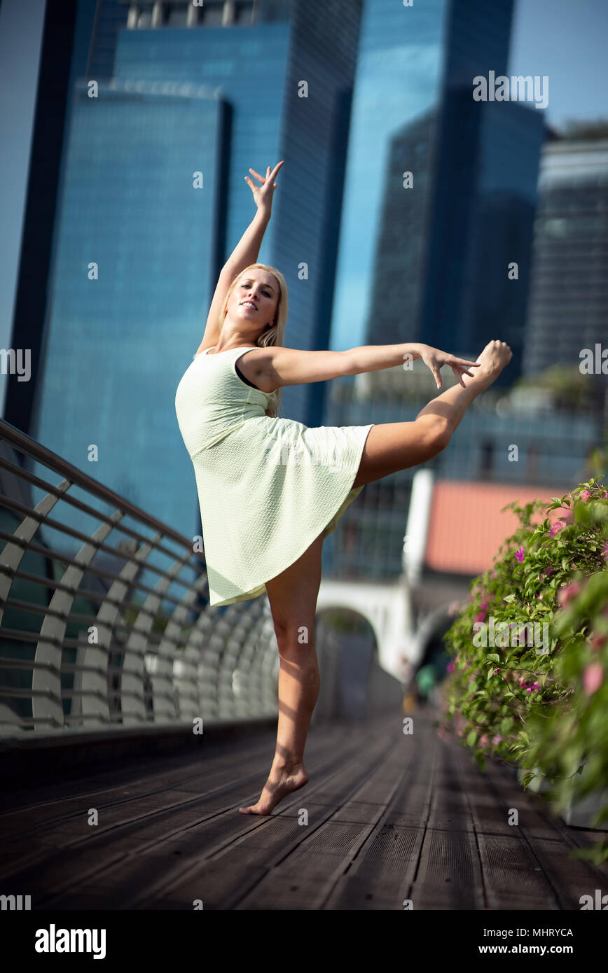 Schöne junge Mädchen tanzen auf einer Brücke Stockfoto