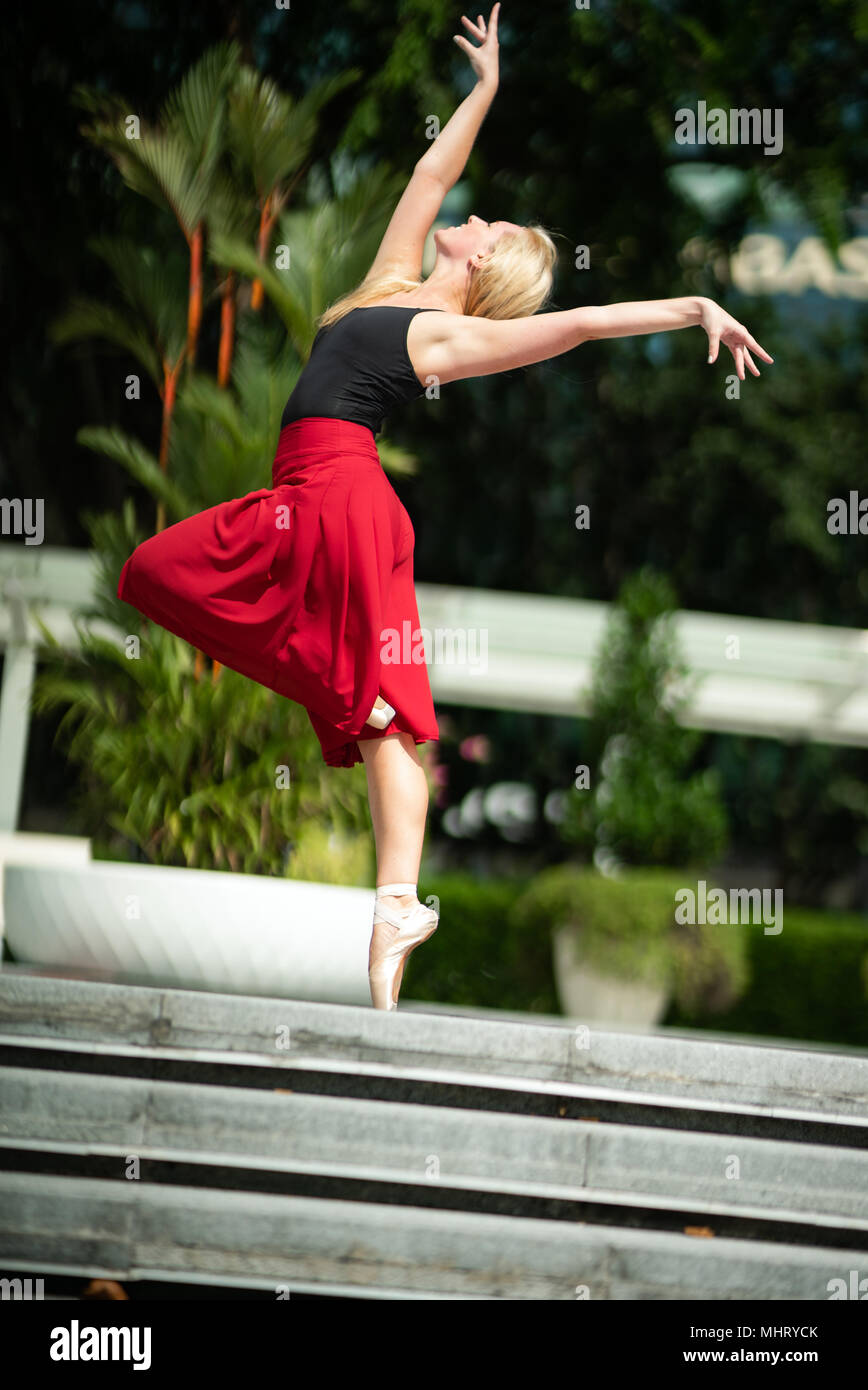 Schöne junge Mädchen tanzen auf einer Brücke Stockfoto