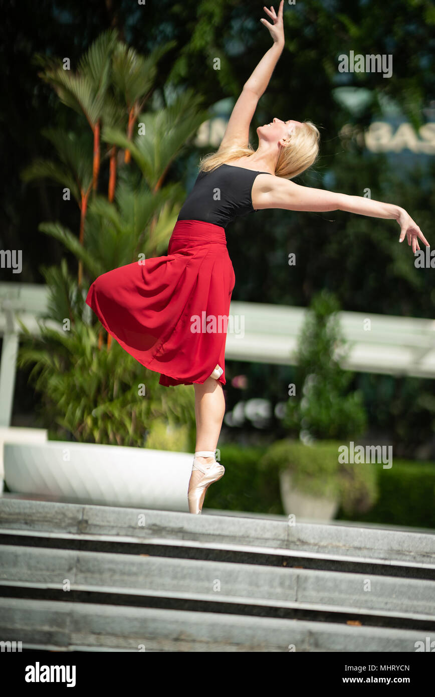 Schöne junge Mädchen tanzen auf einer Brücke Stockfoto