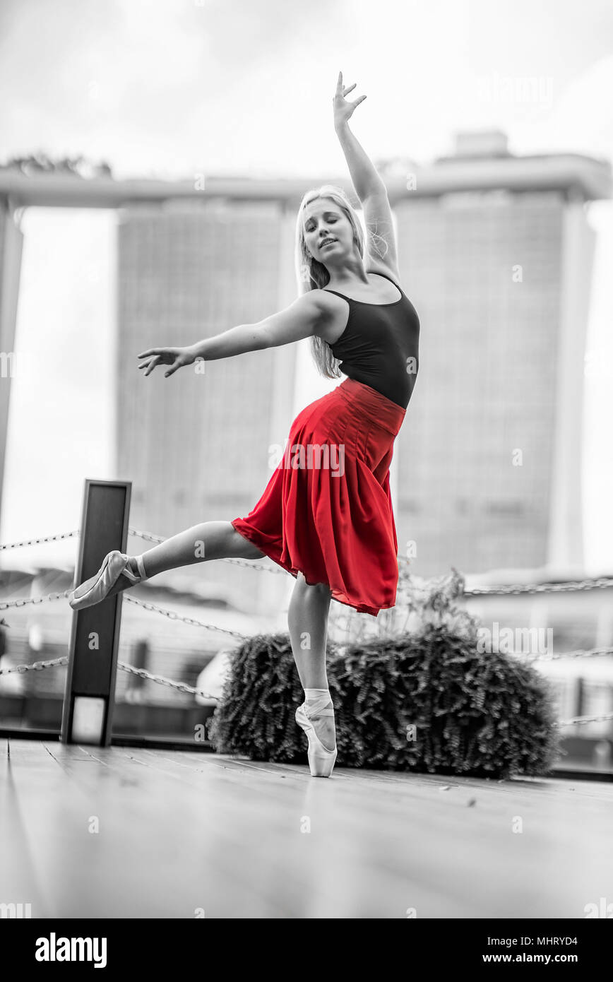 Schöne junge Mädchen tanzen auf einer Brücke Stockfoto