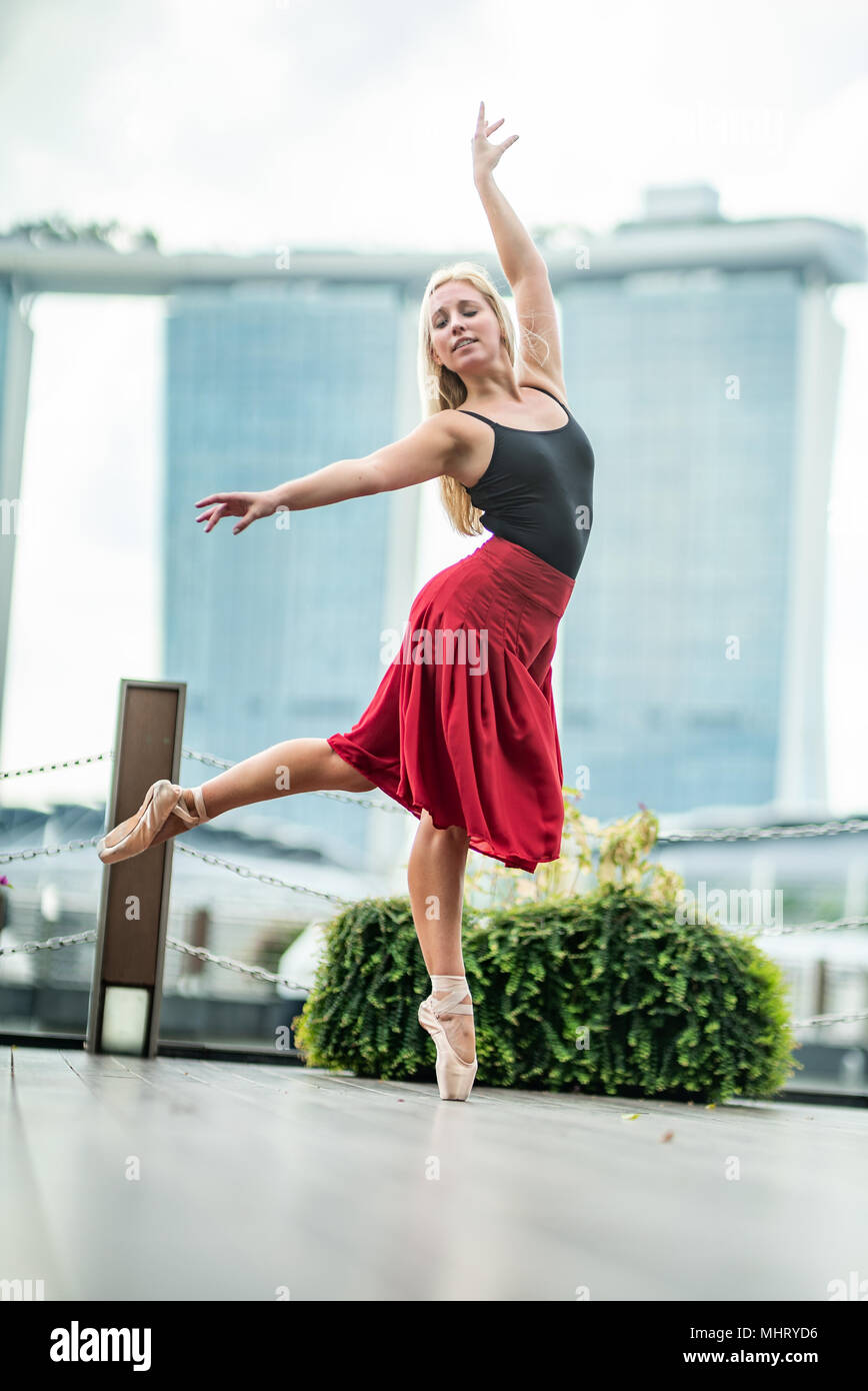 Schöne junge Mädchen tanzen auf einer Brücke Stockfoto