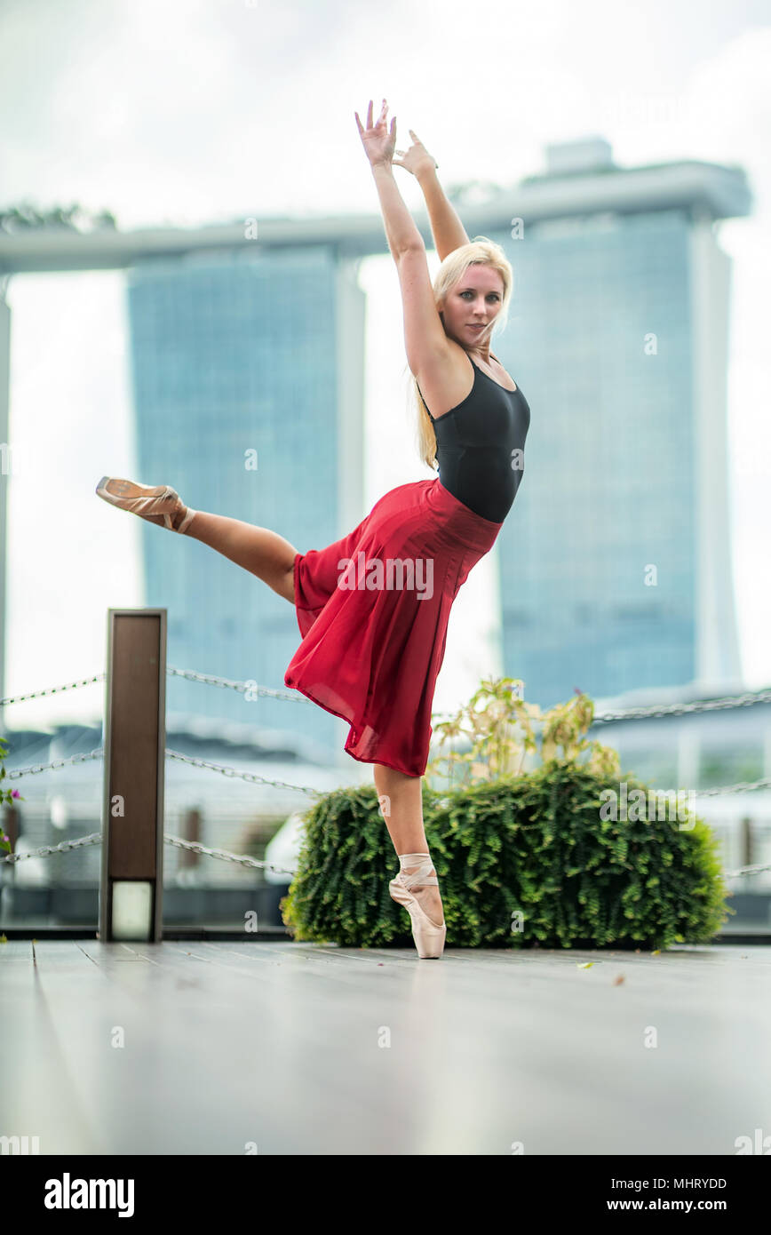 Schöne junge Mädchen tanzen auf einer Brücke Stockfoto