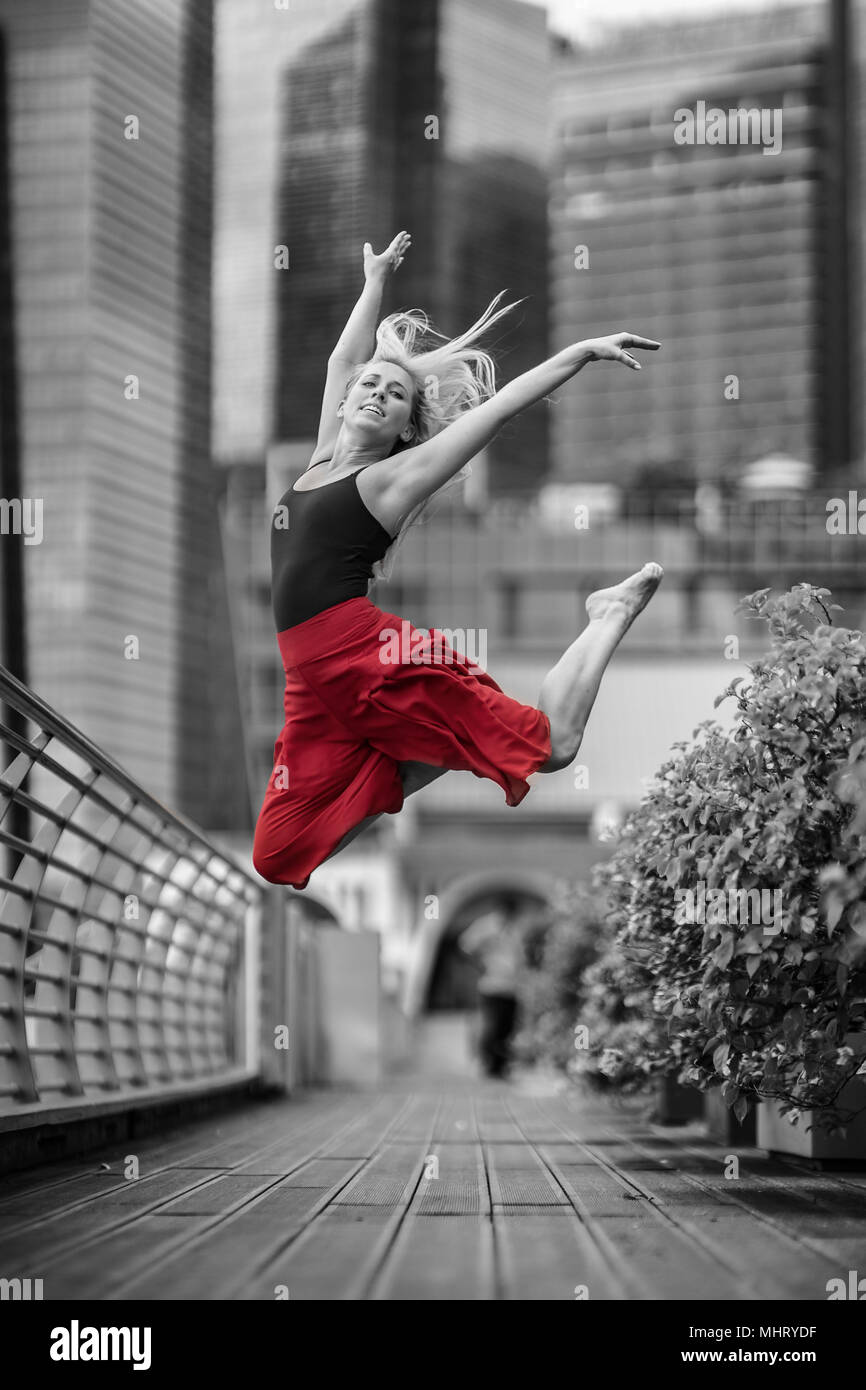 Schöne junge Mädchen tanzen auf einer Brücke Stockfoto