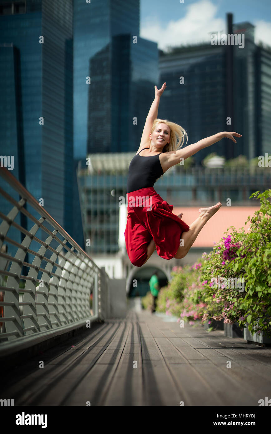 Schöne junge Mädchen tanzen auf einer Brücke Stockfoto