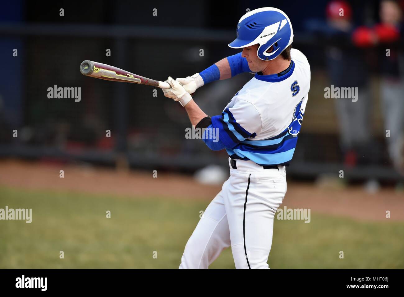 Teig prüfen sein Schwingen auf einen Pitch bei einem High School Baseball Spiel. USA. Stockfoto