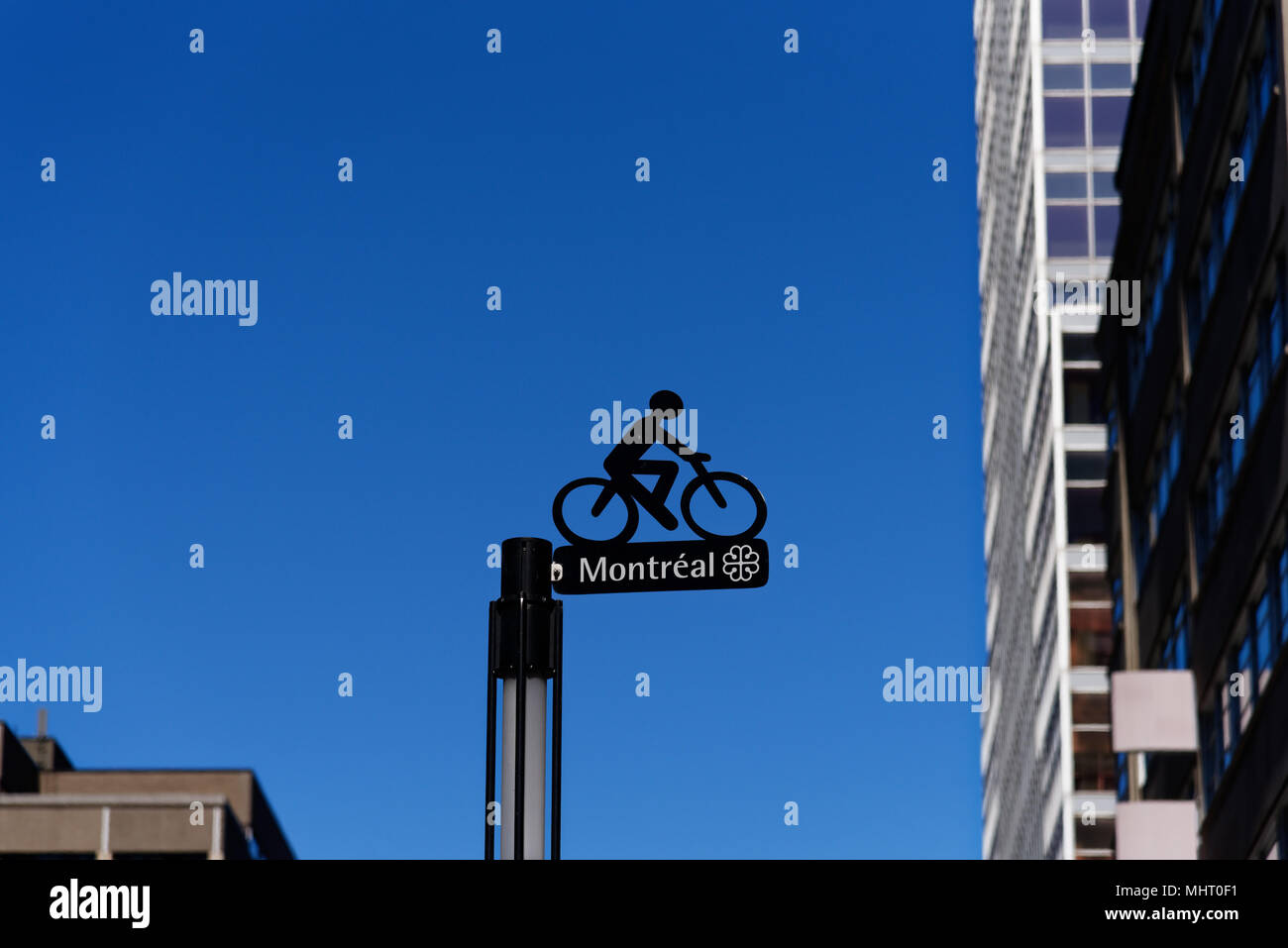 Zeichen für die Claire Morissette Radweg auf Maisonneuve Straße in der Innenstadt von Montreal, Quebec, Kanada Stockfoto