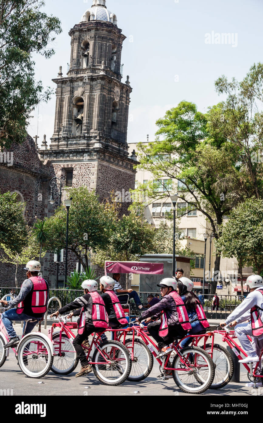 Mexiko-Stadt, Mexikanisch, Hispanic, historisches Zentrum, Templo de Jesus Nazareno, katholische Kirche, Glockenturm, Mehrfahrer-Fahrräder, Fahrradfahren Stockfoto