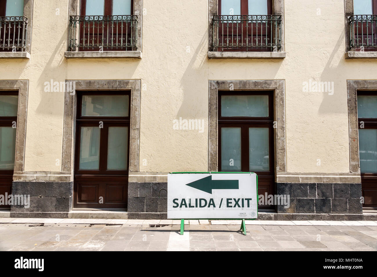 Mexiko-Stadt, mexikanisch, spanisch, Centro historico, historisches Zentrum, nationaler Präsidentenpalast, Palacio Nacional, Ausstiegsschild, zweisprachiges Spanisch-Englisch Stockfoto