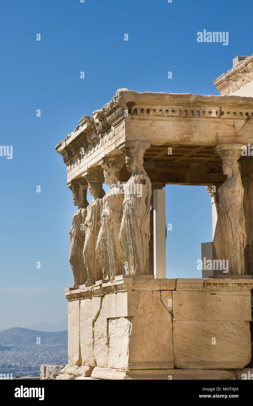 Verschiedene gefrorene Beeren in einer Schüssel auf blauem Hintergrund. Gefrorene Beeren Stockfoto
