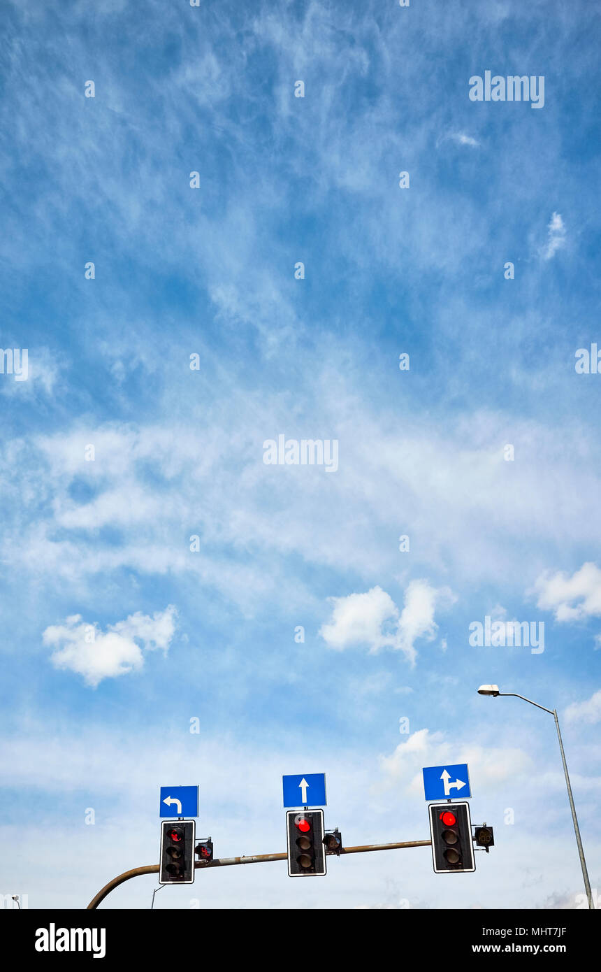 Ampel mit Countdown-timer, rote Farbe gegen den blauen Himmel angezeigt, Platz für Text. Stockfoto