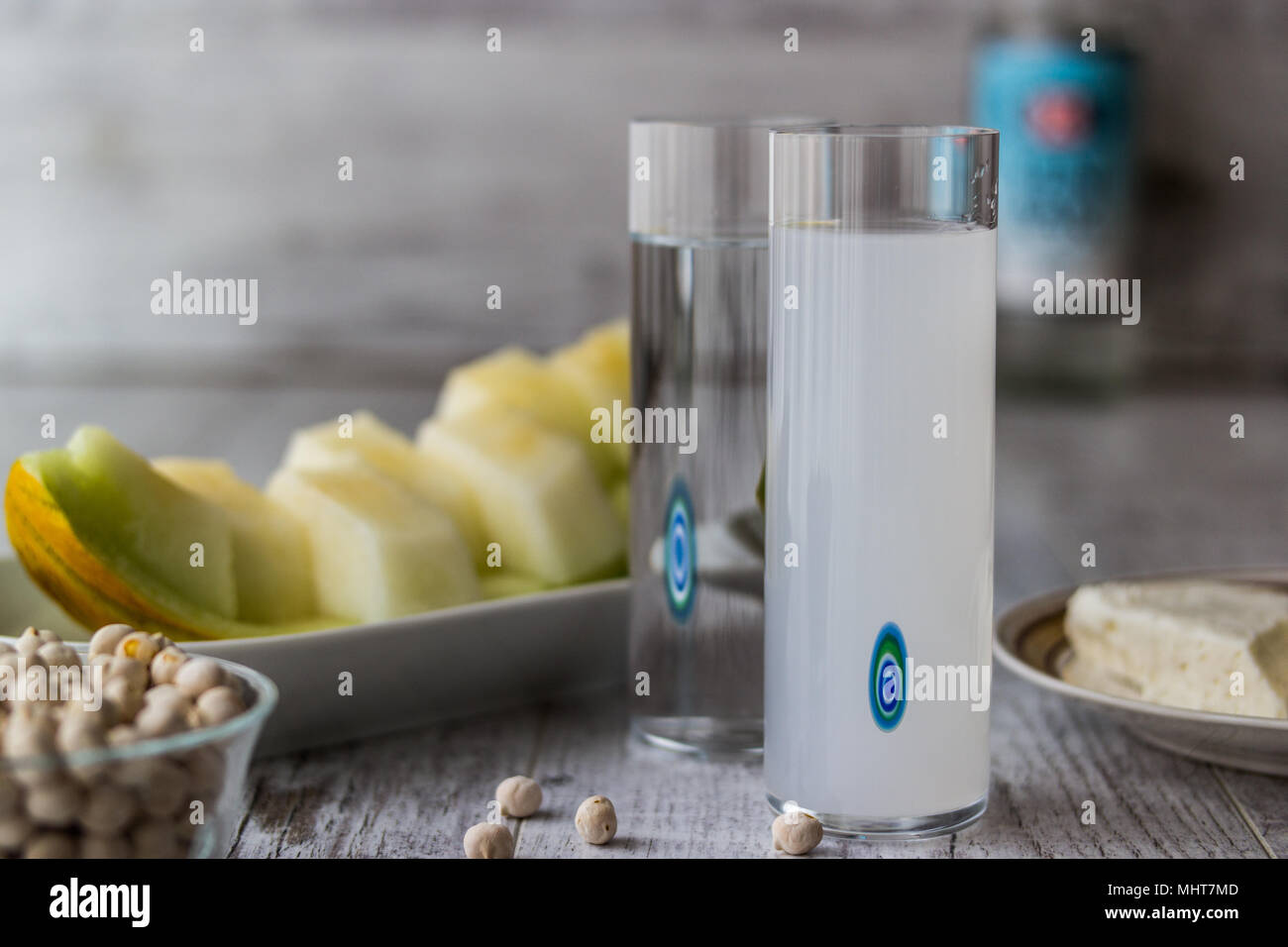 Türkische trinken Raki mit Melone, Käse und weißen Kichererbsen. Stockfoto