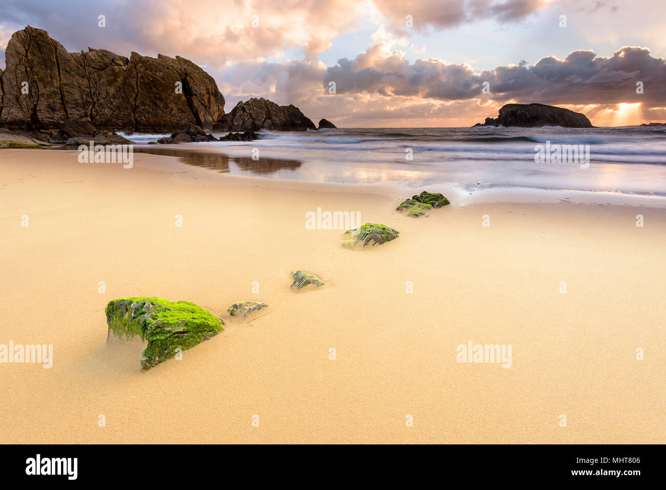 Sonnenaufgang am Strand von La Arnia. Kantabrien. Spanien Stockfoto