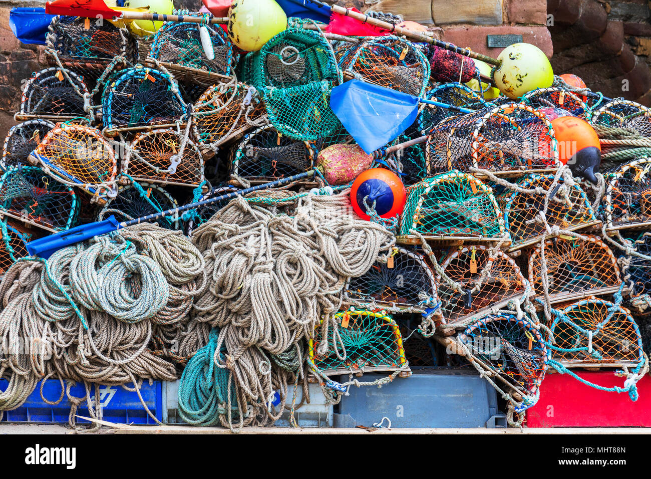 Hummer Töpfe, Fischernetze und Angeln Seile an Beadnell Hafen, Northumberland, England Stockfoto