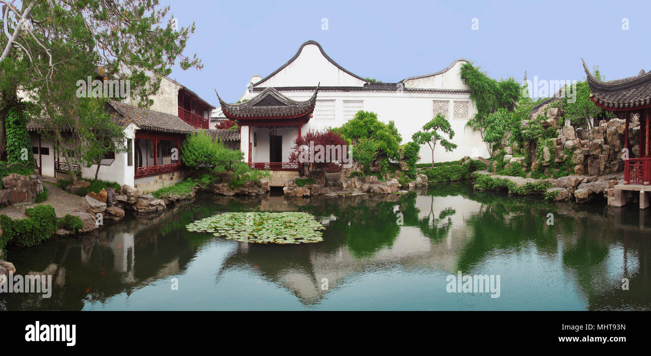 Breites Panorama der Wangshi Garten (Master der Netze). Es ist eine der berühmten Gärten in Suzhou, China. Stockfoto