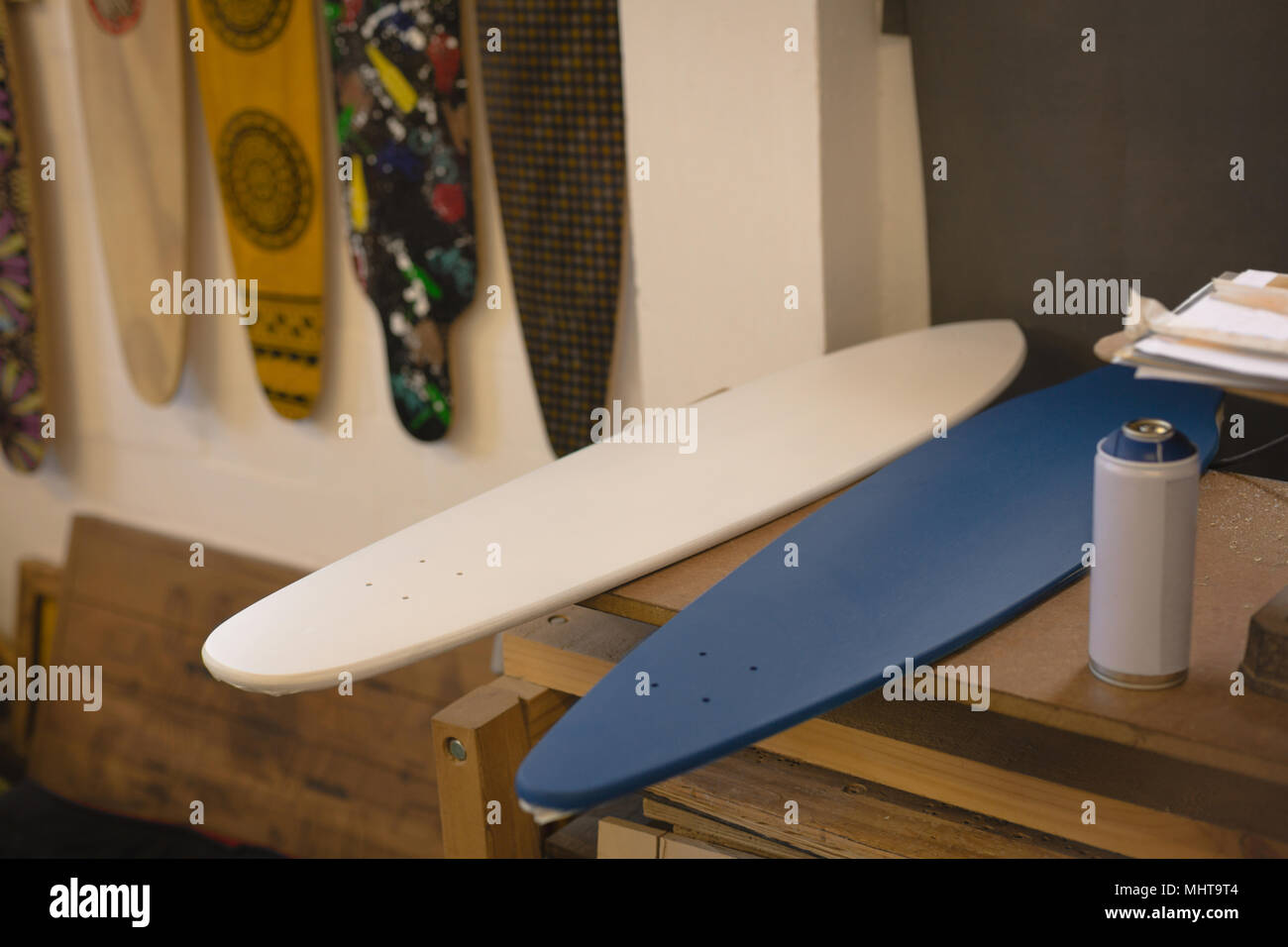 Skateboards in Werkstatt Stockfoto