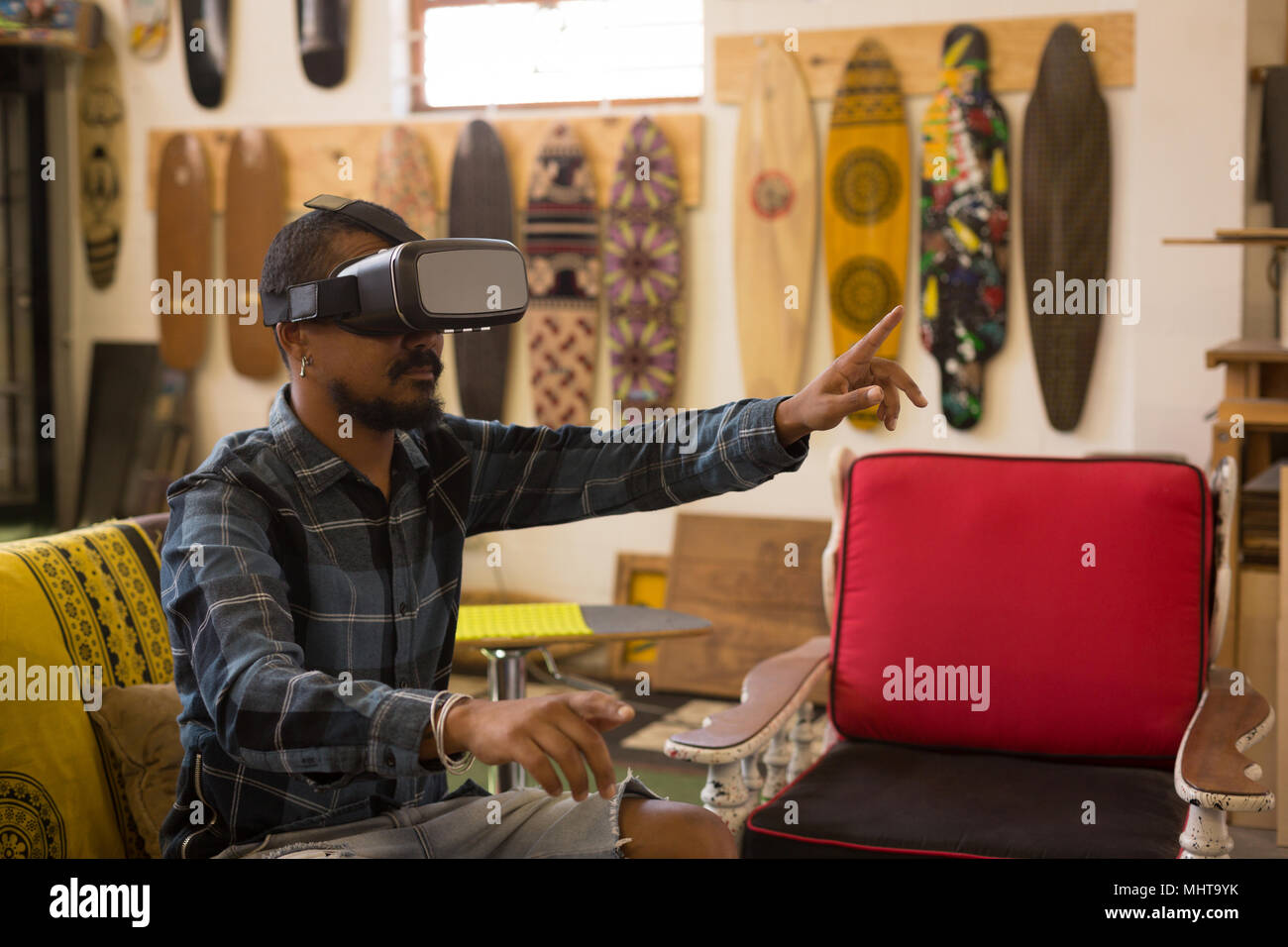 Mann mit virtual-Reality-Kopfhörer Stockfoto