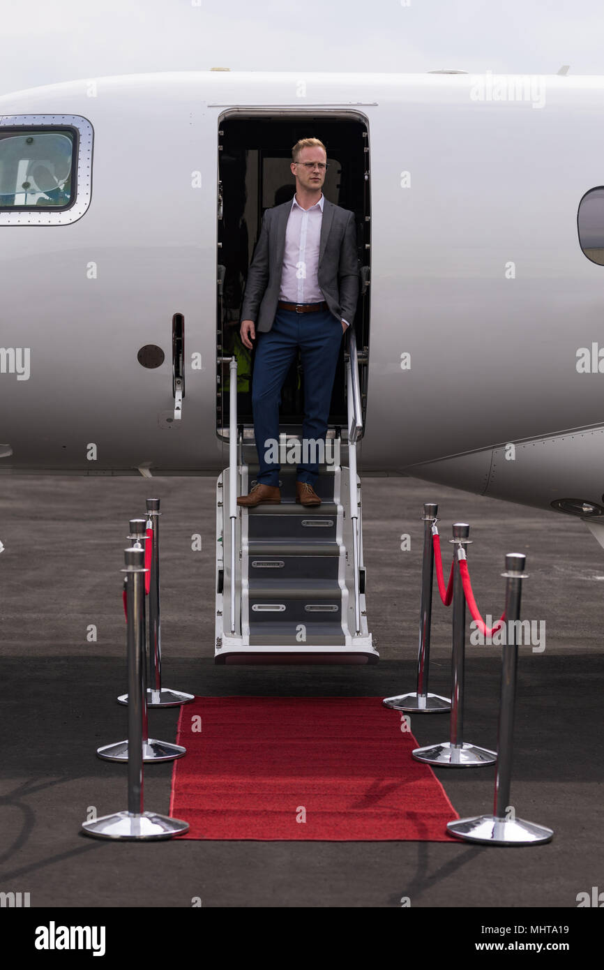 Geschäftsmann am Eingang der privaten Jet Stockfoto