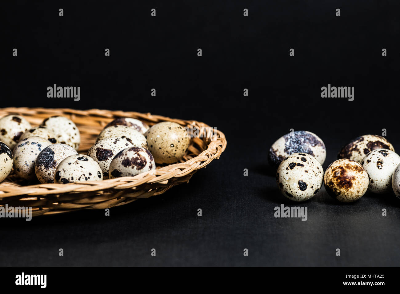 Wachteleier auf dunklem Hintergrund Stockfoto