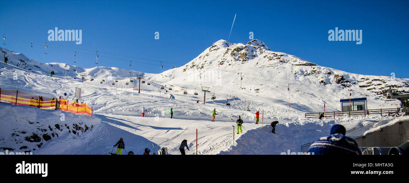 Tux, Tirol, Schwaz, Österreich - 12. Februar 2015: Ski Resort am Hintertuxer Gletscher Stockfoto