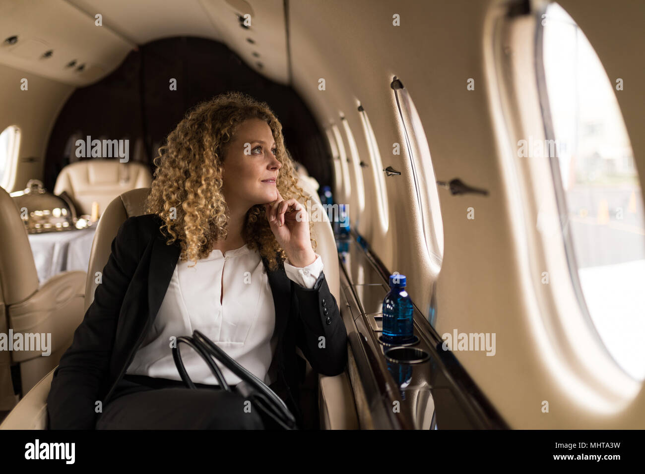 Geschäftsfrau in Private Jet Reisen Stockfoto