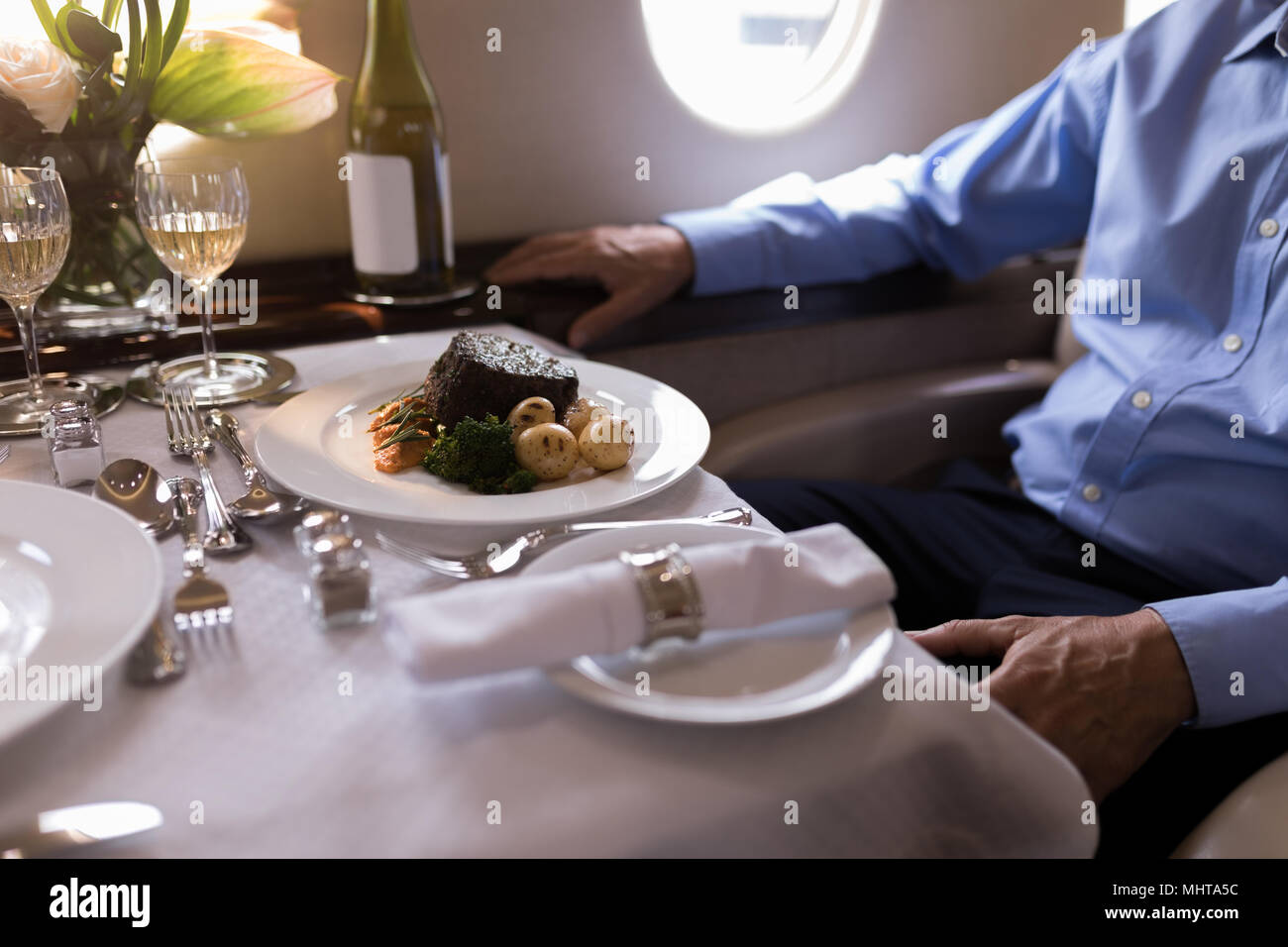 Geschäftsmann in Essen, während in der privaten Jet Reisen Stockfoto