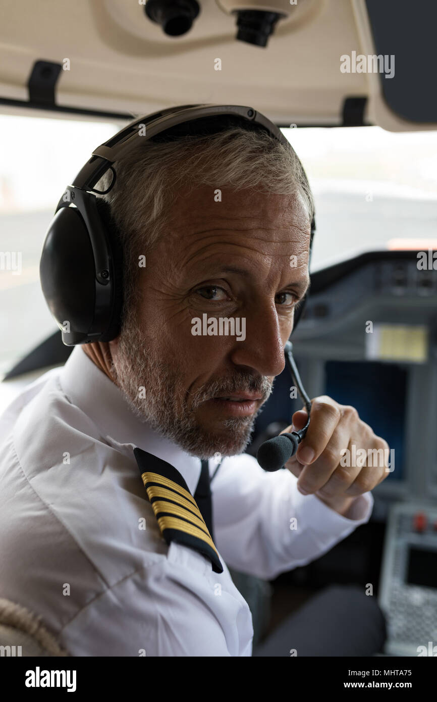 Männliche Pilot im Headset im Cockpit Stockfoto