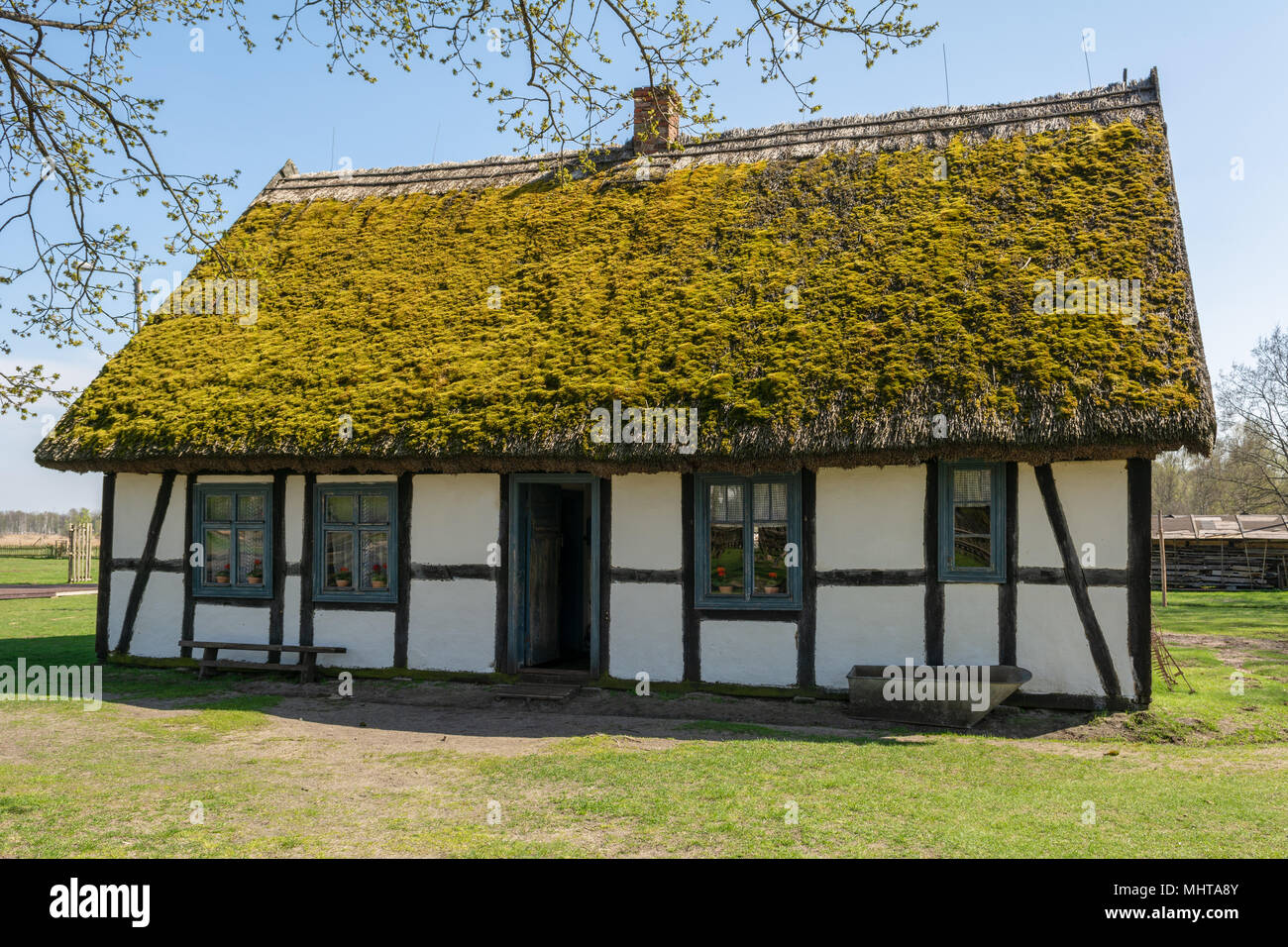 Typische weiß getünchtes Haus mit Reetdach im Freilichtmuseum in Kluki Dorf. Polen Stockfoto