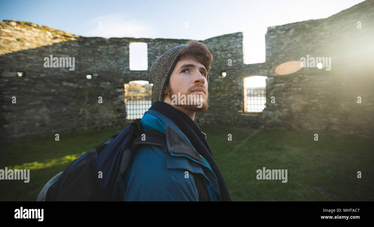 Männliche Wanderer stehen in Alt Landschaft ruinieren Stockfoto