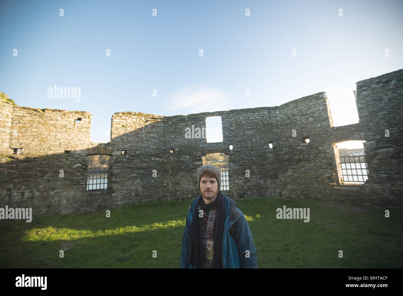 Männliche Wanderer stehen in Alt Landschaft ruinieren Stockfoto