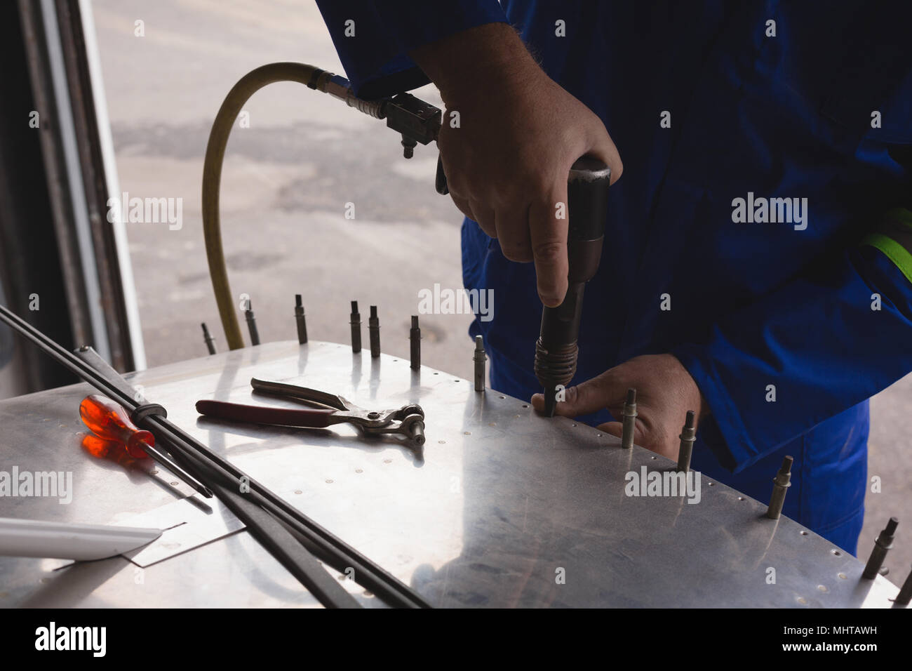 Ingenieur Anziehen der Schraube am Flugzeug Teile Stockfoto